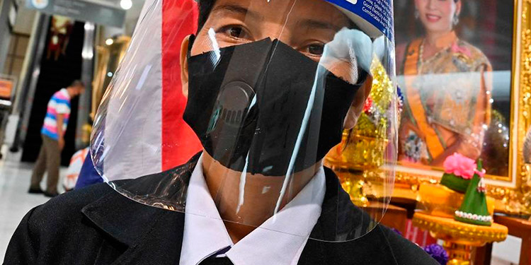 Mascarillas con válvulas y viseras no frenan propagación del coronavirus (Video)