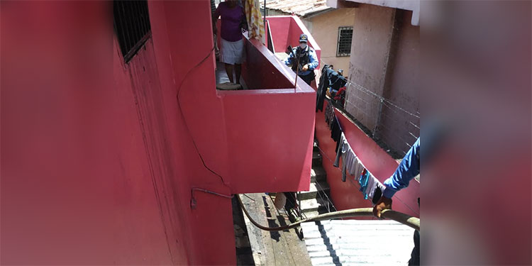 Familias pierden pertenencias en incendio de apartamentos