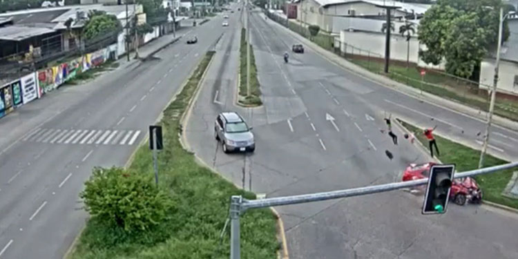 Familia "vuela" tras choque de vehículo con motocicleta