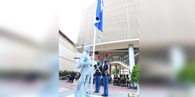Se iza a media asta el Pabellón Nacional en el CN honor a las víctimas del COVID-19