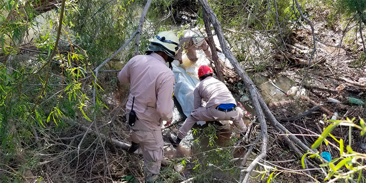 Bomberos rescatan cadáver en montaña