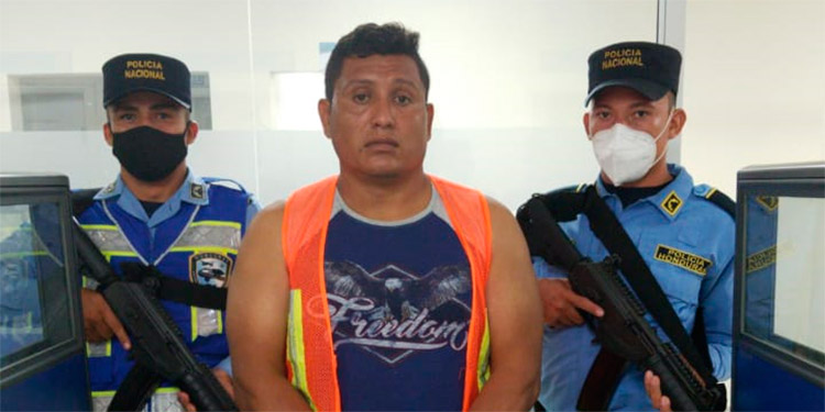 Capitán de bote cae con 11 paquetes de marihuana