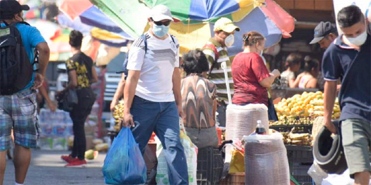 Comerciantes reportan bajas ventas en mercados