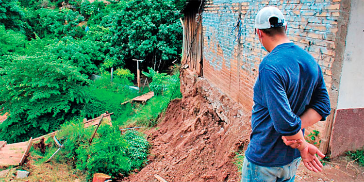 Familias huyen al ver sus casas al borde del precipicio