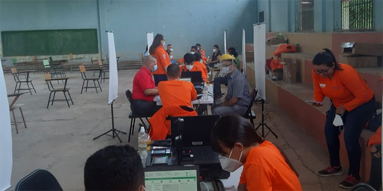 Enrolamiento para identidad en precarias condiciones de escuela