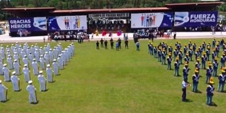FFAA celebran a la patria con una ceremonia en el Campo de Parada Marte