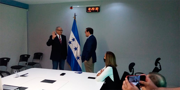 Juan Ramón Martínez es juramentado como embajador adhonorem