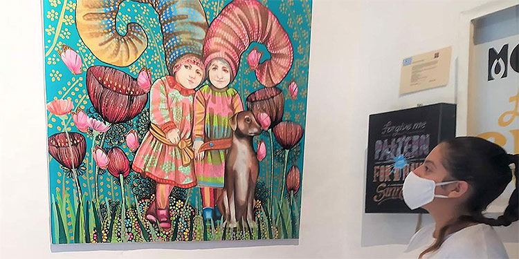 La artista hondureña Leticia Banegas expone su arte en Grecia