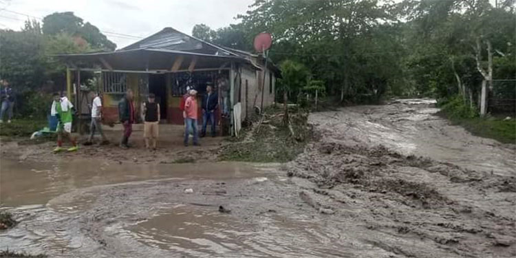 Lluvias dejan sin agua a habitantes de Potrerillos
