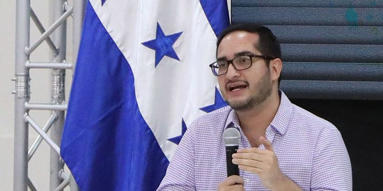 Marco Midence anuncia que dio positivo al COVID-19
