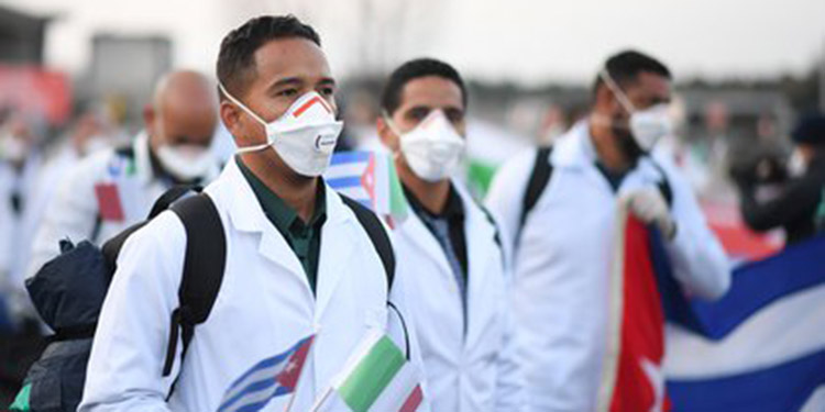 Médicos cubanos: Disminuyen casos y fallecidos por COVID-19