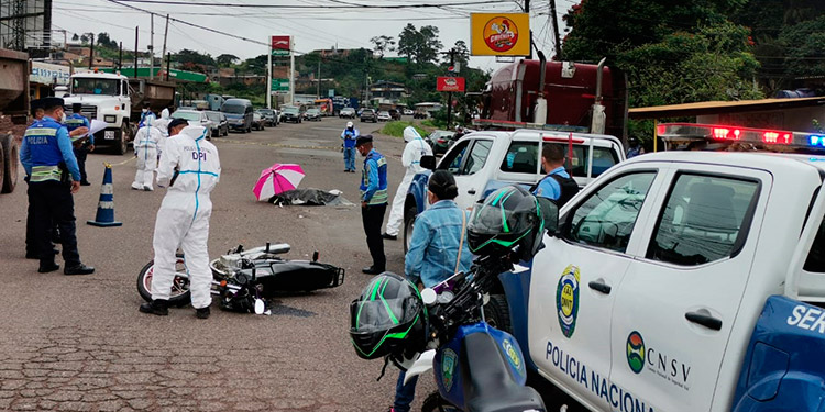 Fallece motociclista al impactar en calle