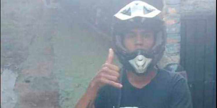 A balazos matan a dos jóvenes una madre e hijo