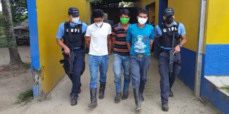 Por asesinato caen tres miembros de banda