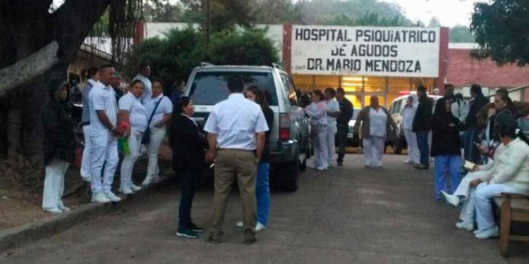 Médicos denuncian despidos y falta de pago las enfermeras por contrato