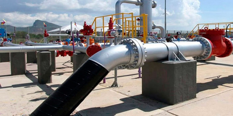 El petróleo toca su nivel más bajo en casi un mes