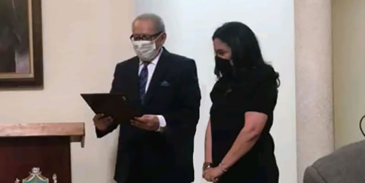 Academia Hondureña de la Lengua entrega Premio Rafael Heliodoro Valle a Yesenia Martínez