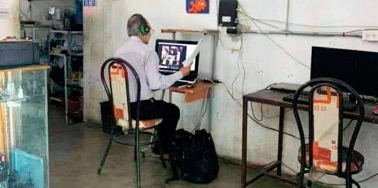 Profesor demuestra pasión por su trabajo al dar clases desde cibercafé