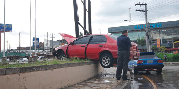 Sexagenaria escapa de morir en “volada” con automotor