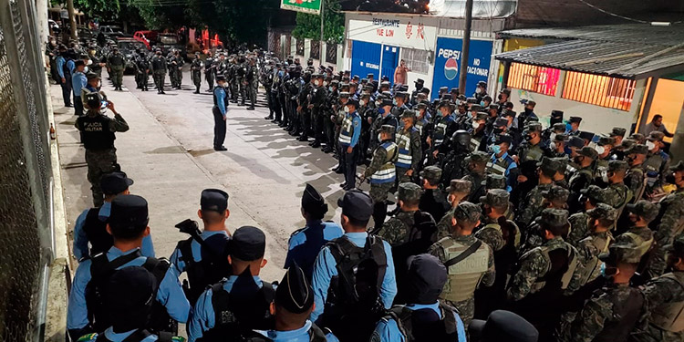 Militares y policías en busca de malhechores