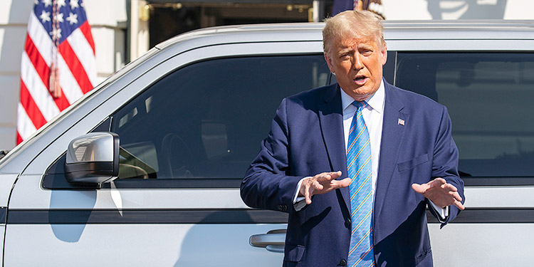 Trump, a la defensiva tras revelación sobre sus impuestos en la víspera de debate con Biden