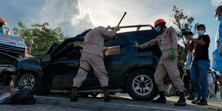 Ultiman a dos personas en el anillo periférico