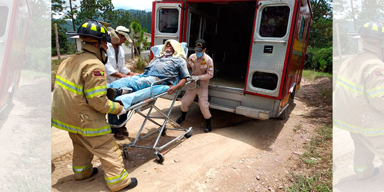 Accidente deja una persona atrapada en su vehículo en Siguatepeque