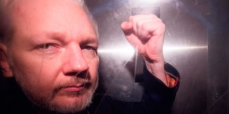 Assange combate su extradición a EEUU en medio de nuevas acusaciones