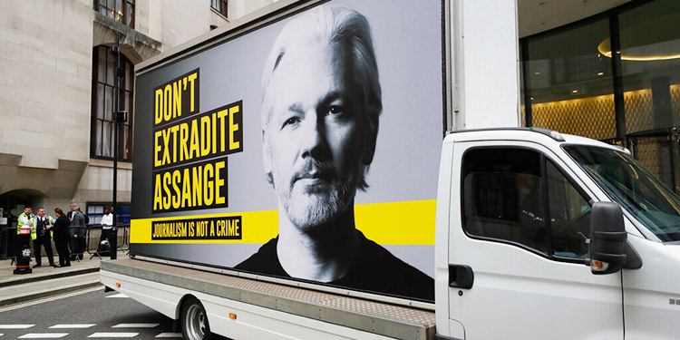 Jueza británica ordena a Assange no interrumpir a testigos
