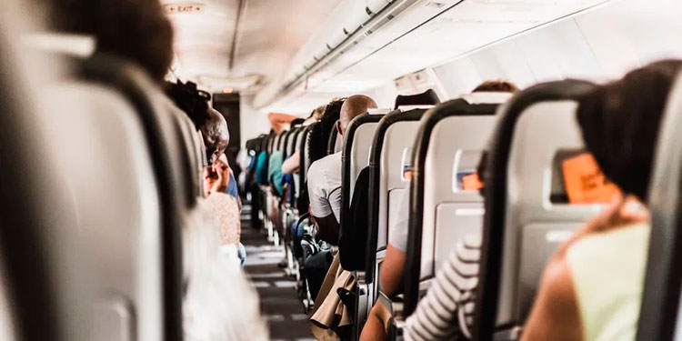 Pasajera abre puerta de emergencia y se pasea por ala de avión porque tenía “demasiado calor”