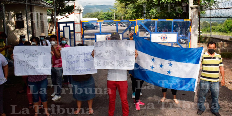 Propietarios de bares exigen permiso para reaperturar