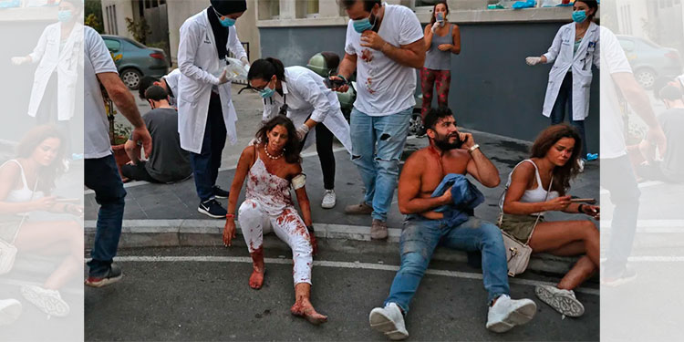 Escuchan a posible sobreviviente entre escombros, a un mes de masiva explosión en Beirut