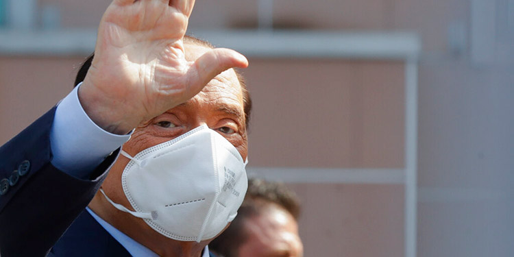 Berlusconi sale del hospital luego de contraer coronavirus