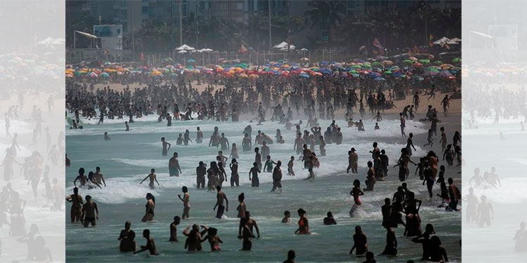 Brasileños inundan playas pese a advertencia por COVID