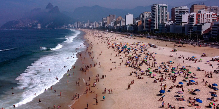 Brasileños inundan playas pese a advertencia por COVID