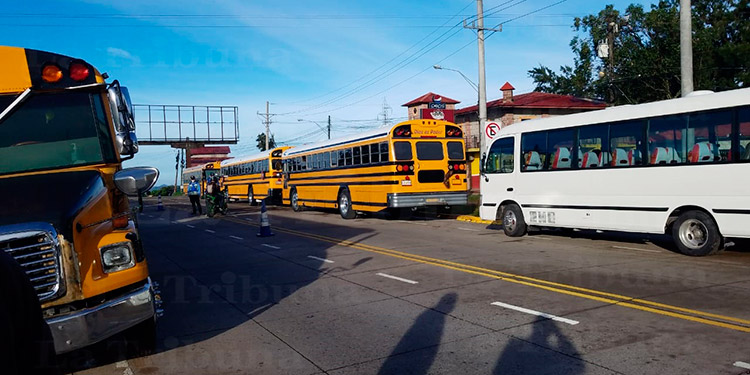 Transportistas bloquean calles por segundo día consecutivo