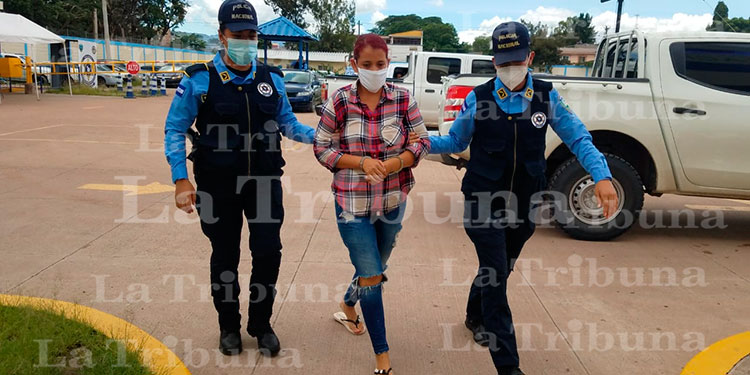 Mujer capturada por colaborar en adopción de un recién nacido en la capital