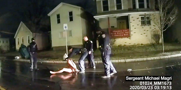 Policías en NY pusieron capucha a hombre negro; murió en hospital