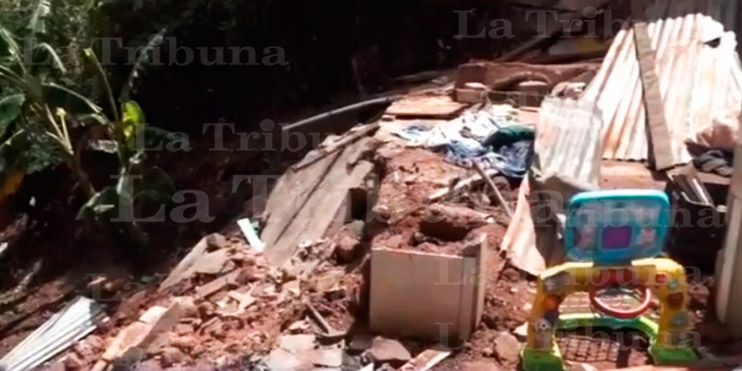 Familia clama por ayuda tras derrumbarse su casa por las lluvias