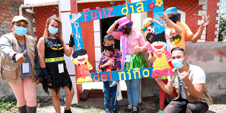 Pequeñines festejan Día del Niño con dulces y regalos (Video)