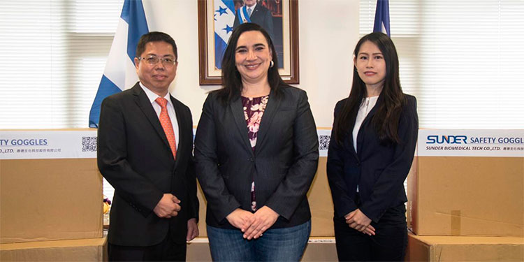 Empresa taiwanesa dona lentes de bioseguridad a Honduras