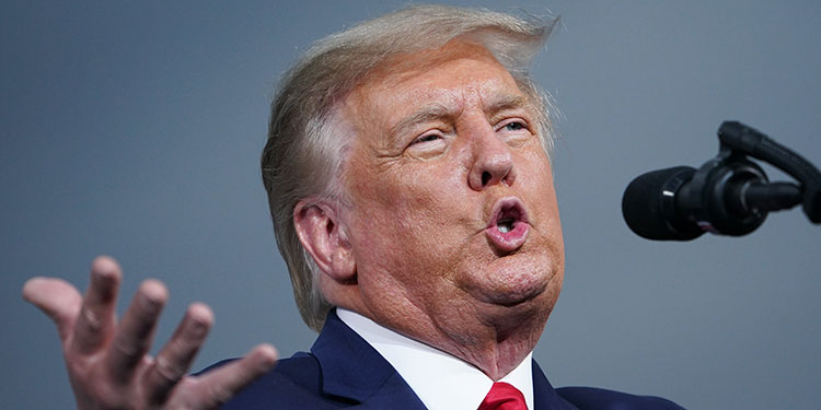 Después de criticarlos, Trump afirma: "Nadie ama a los militares más que yo"