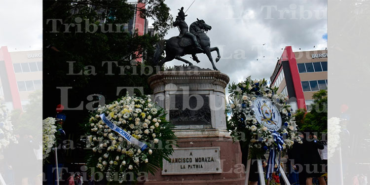 Colocan ofrendas florales a estatua de Francisco Morazán (Galería)