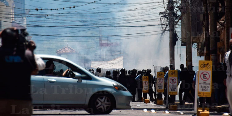 Un herido deja enfrentamiento entre policías y manifestantes en el centro de Tegucigalpa (Galería)o entre policías y manifestantes en el centro de Tegucigalpa