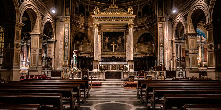 Muere sacerdote en plena misa mientras daba el sermón