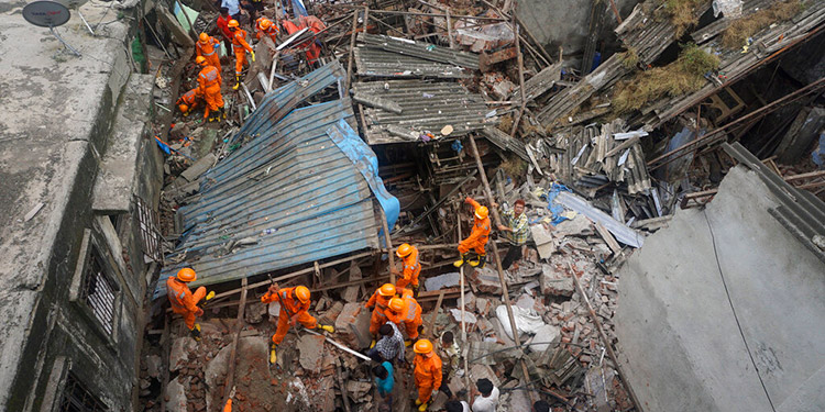 Al menos 10 muertos tras derrumbarse un edificio en India
