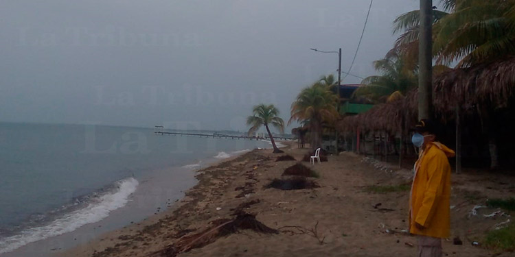 Tormenta tropical Nana comienza a sentirse en el Caribe de Honduras