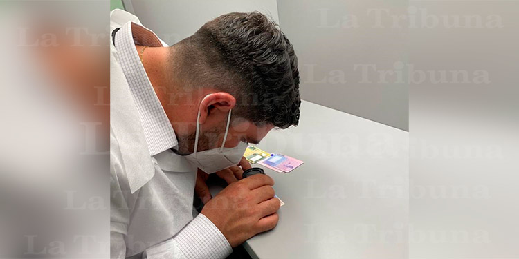 Rolando Kattán inspecciona emisión de las nuevas tarjetas de identidad