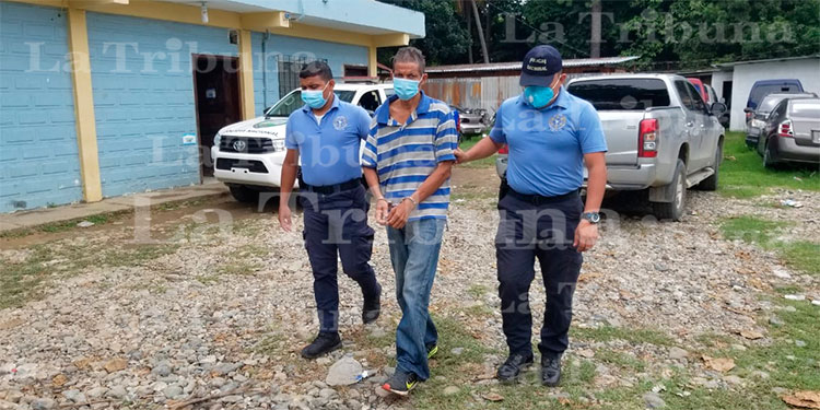 Hombre estrangula, quema y entierra a su hermano en el patio de su casa el El Progreso