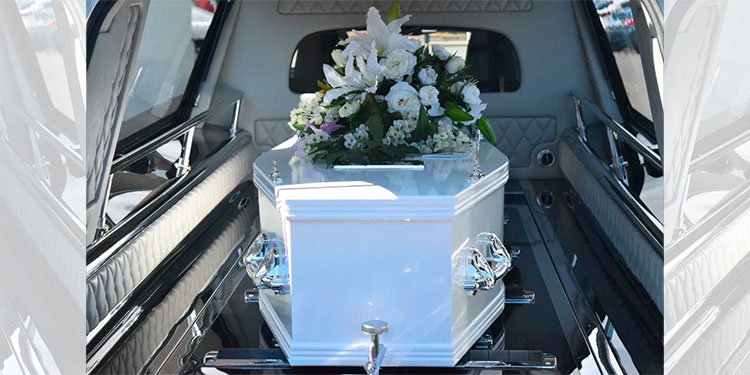 Mujer despide a su esposo muerto perreando sobre el ataúd en pleno funeral